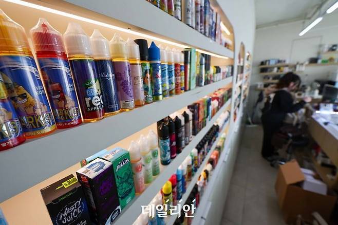 서울시내 한 전자담배 판매점에 합성 니코틴 소재 전자담배 액상이 진열돼 있다.ⓒ뉴시스