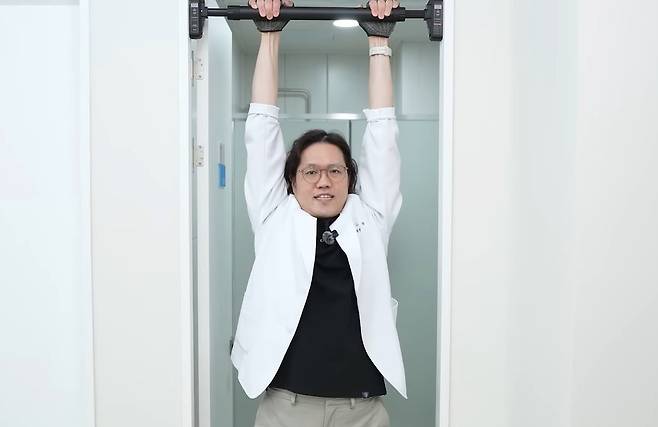 정형외과 전문의가 전신 건강에 도움이 되는 운동으로 ‘철봉 매달리기’를 꼽았다. /사진=유튜브 채널 ‘정우주의 근막건강’ 캡처