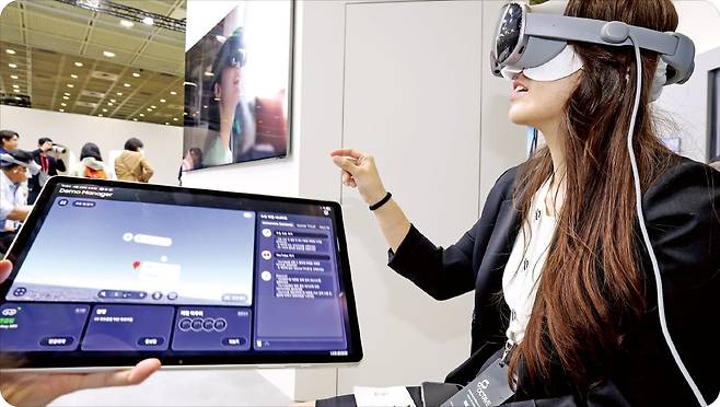< 갤럭시 XR 체험하는 관람객 > 22일 서울 삼성동 코엑스에서 열린 ‘2026 월드IT쇼’ 삼성전자 부스에서 한 관람객이 삼성전자의 확장현실 기기인 ‘갤럭시 XR’을 체험하고 있다. /문경덕 기자