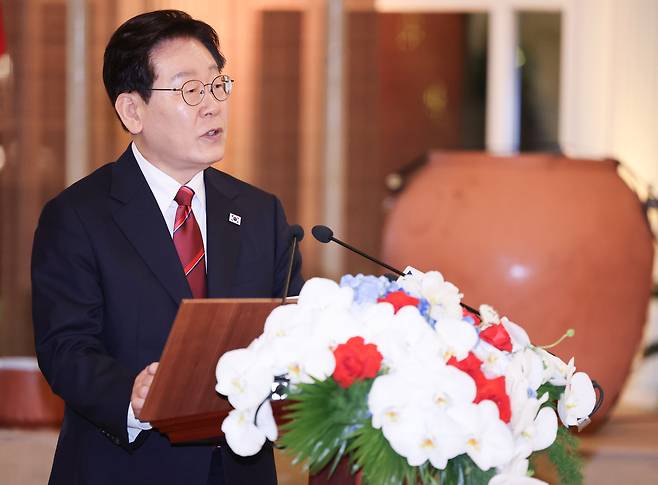 이재명 대통령이 22일(현지시간) 베트남 하노이 영빈관에서 열린 또 럼 베트남 공산당 서기장 겸 국가주석 주최 국빈 방문 환영 만찬에서 건배사를 하고 있다. 연합뉴스