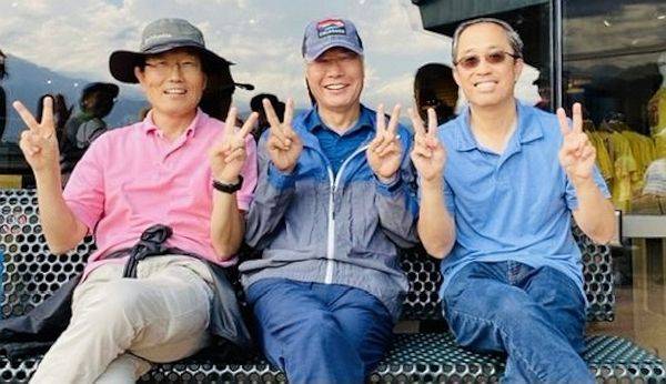 지난 2021년 미국 콜로라도 스프링스에서 열린 제1회 국제 BSH 대회를 마무리한 뒤 홍종일 장로와 황성주 이사장, 한대섭씨(왼쪽부터)가 기념 촬영을 하고 있다. 황 이사장 제공
