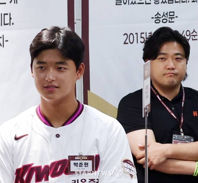 지난해 9월 키움이 주최한 신인 환영행사에 나선 박준현(왼쪽)과 박석민 부자. /사진=강영조 선임기자
