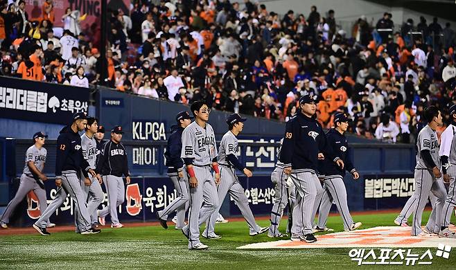 22일 오후 서울 송파구 잠실야구장에서 열린 '2026 신한 SOL Bank KBO리그' 한화 이글스와 LG 트윈스의 경기, LG가 선발투수 웰스의 8이닝 무실점 완벽투에 힘입어 3:0의 스코어로 승리했다. 경기 종료 후 한화 선수들이 그라운드로 향하고 있다. 잠실, 박지영 기자