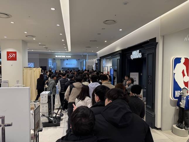 지난달 오픈한 애슐리퀸즈 군산점. 오픈 당일 고객들이 긴 줄을 서고 있다. / 사진=이랜드그룹