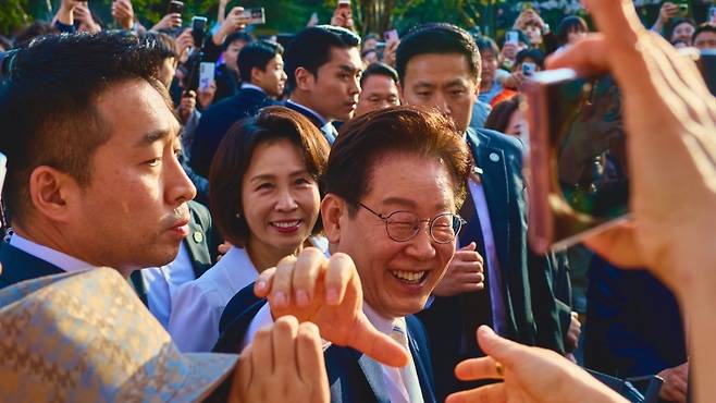 이재명 대통령과 김혜경 여사가 5일 서울 여의도 윤중로에서 시민들과 기념촬영하고 있다. (청와대)