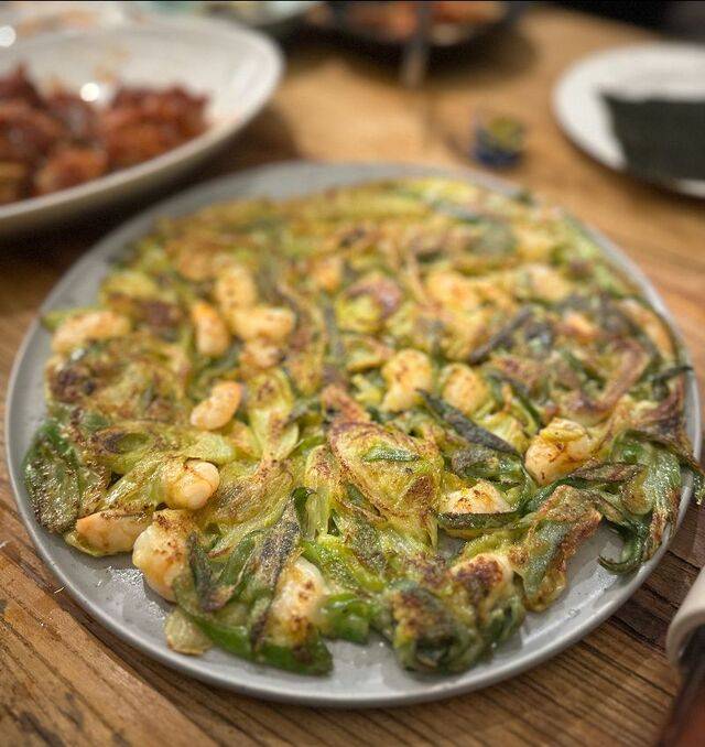 단맛이 한껏 오른 봄 대파로 부친 전은 바삭하면서도 촉촉한 식감을 낸다. 사진은 서울 옥수동 ‘포차 포포’의 인기 메뉴 대파전.