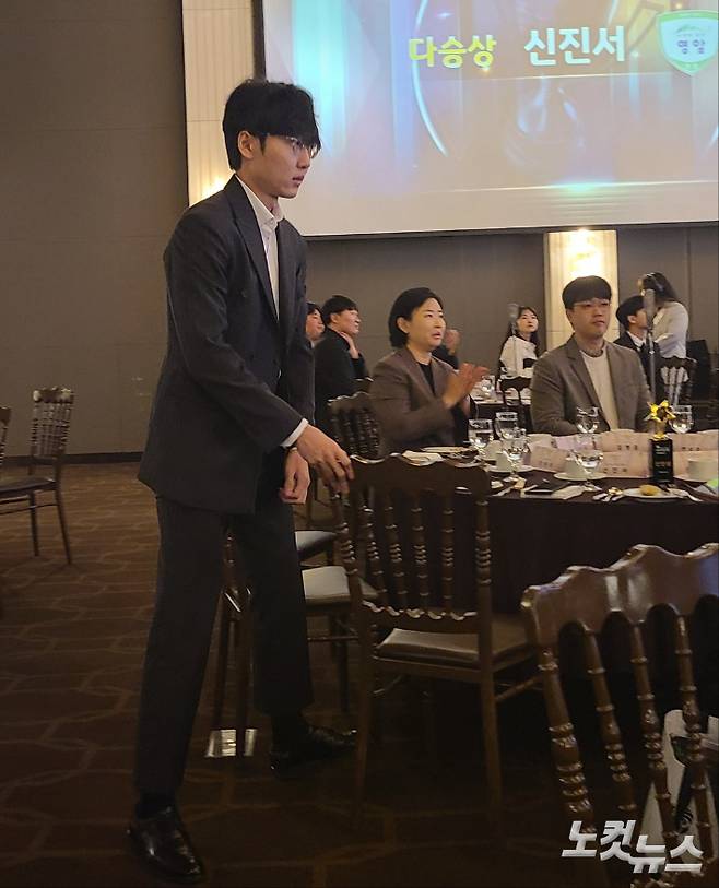 다승상을 수상한 신진서 9단이 시상 무대로 향하고 있다. 동규기자
