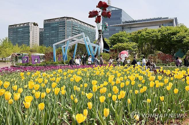 2026고양국제꽃박람회 개최 (고양=연합뉴스) 김병만 기자 = '꽃, 시간을 물들이다' 주제로 오는 24일부터 5월 10일까지 17일간 일산호수공원에서 제18회 고양국제꽃박람회가 열린다. 23일 개막에 앞서 열린 프레스데이에서 참석자들이 꽃구경을 하고 있다. 2026.4.23 kimb01@yna.co.kr