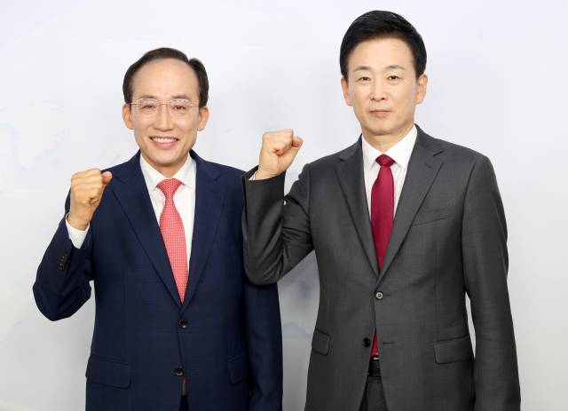 19일 대구 중구 매일신문사 스튜디오에서 열린 '제9회 전국동시지방선거 국민의힘 대구광역시장 경선 비전토론회'에서 추경호(왼쪽) 후보와 유영하 후보가 토론회 시작에 앞서 기념촬영을 하고 있다. 연합뉴스