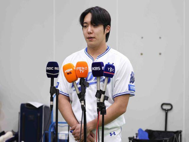 원태인이 21일 대구 삼성라이온즈파크에서 19일 LG전 당시 자신의 행동에 대해 사과의 뜻을 밝히고 있다. 대구=연합뉴스