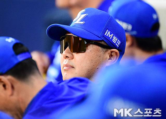 25일 오후 서울 고척스카이돔에서 ‘2026 신한 SOL KBO 리그’ 삼성 라이온즈와 키움 히어로즈 경기가 열렸다. 삼성 박진만 감독이 경기를 지켜보고 있다. 사진(고척 서울)=김영구 기자