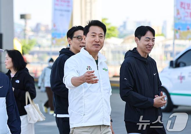 오세훈 서울시장이 26일 서울 서초구 잠수교에서 열린 쉬엄쉬엄 모닝에 참석해 행사장을 둘러보고 있다. 2026.4.26 ⓒ 뉴스1 김도우 기자