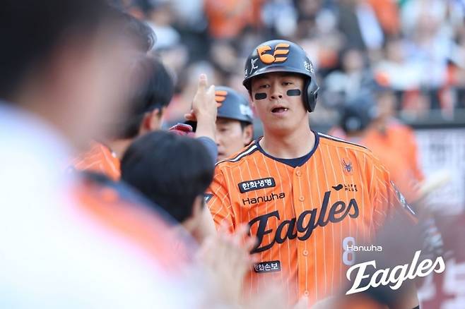 한화 노시환이 25일 대전 한화생명 볼파크에서 열린 2026 KBO리그 정규시즌 NC전에서 득점 후 더그아웃에 들어오며 동료들과 하이파이브를 하고 있다. 사진 | 한화 이글스