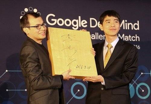 이세돌은 지난 2016년 9월 15일 알파고와 대국을 치룬 후 알파고의 아버지 데미스 허사비스에게 자신이 사인한 바둑판을 선물했다. 데미스 허사비스(왼쪽)와 이세돌이 바둑판을 들고 기념촬영하고 있다. 사진=연합뉴스