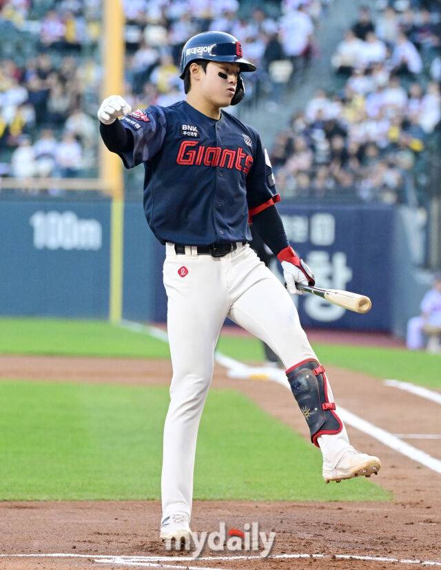 2026년 4월 16일 오후 서울 잠실구장에서 열린 '2026 신한 SOL KBO리그' 롯데 자이언츠와 LG 트윈스의 경기. 롯데 한태양이 1회초 2사 2.3루서 삼진을 당한 뒤 아쉬워하고 있다./마이데일리