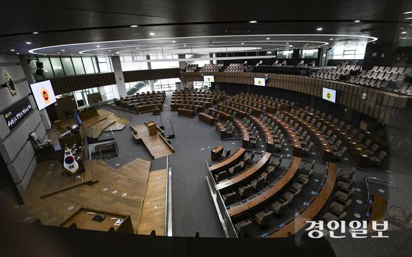 경기도의회 예산결산특별위원회가 27일 ‘2026년도 제1회 추경안’ 심사를 진행했는데, 이 자리에서는 부채관리 대책을 마련하라는 목소리가 쏟아졌다. 사진은 비어 있는 경기도의회 본회의장. /경인일보DB