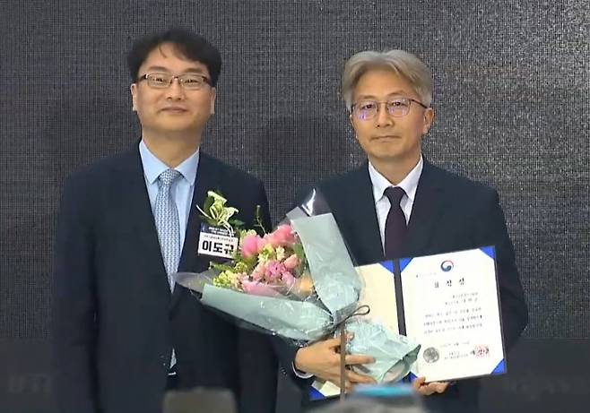 이현준 책임연구원(우측)이 과기정통부 장관상을 수상하는 모습. DGIST 제공