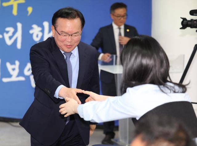 김부겸 더불어민주당 대구시장 후보가 27일 대구 달서구 선거사무소에서 세 번째 공약 발표 회견에서 참석자들과 인사하고 있다. 대구=연합뉴스
