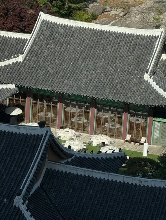 호텔에 투숙 중이던 중국인 관광객이 찍어 SNS에 올린 옥택연의 결혼식장 사진. 샤오홍쉬 캡처