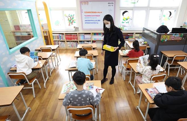 서울의 한 초등학교 돌봄교실에 참여한 아이들의 모습. 연합뉴스