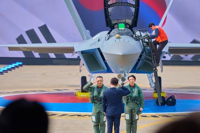 이재명 대통령이 지난달 25일 경남 사천 한국항공우주산업(KAI) 본사에서 열린 KF-21 첫 양산기 출고식에서 시험비행 조종사들에게 거수경례를 하고 있다. 사진=대통령실