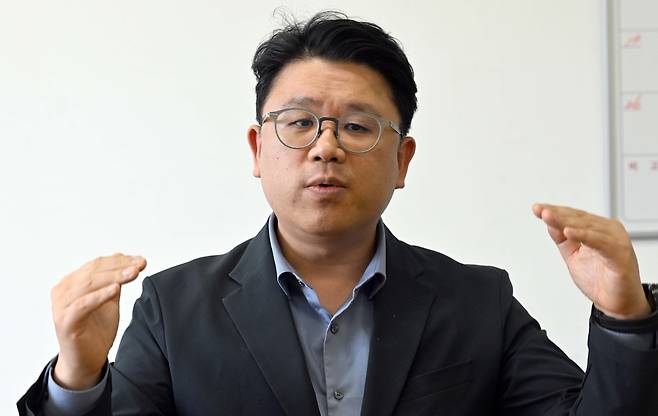 권석준 성균관대 교수가 27일 서울경제신문과의 인터뷰에서 “한국 기업이 반도체 호황에 취해 이대로 안주하면 포스트 HBM 시대에 경쟁력을 잃고 엔비디아와 같은 AI 반도체 기업의 하청 업체로 전락할 수 있다”고 강조하고 있다. 권욱 기자