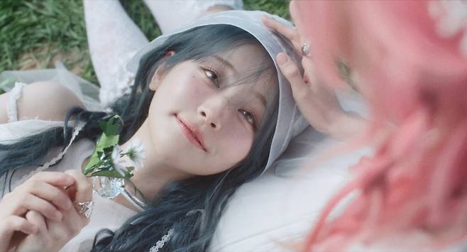 /사진= QWER 'CEREMONY' 뮤직비디오