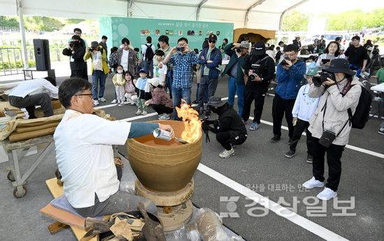 ▲ '2026 울산옹기축제'가 오는 5월1일부터 3일까지 사흘간 울주군 외고산 옹기마을 일원에서 개최된다. 사진은 지난해 옹기축제에서 열린 대형옹기 제작 시연 모습. 경상일보 자료사진