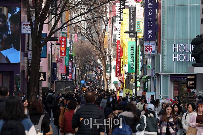 방탄소년단(BTS) 컴백 광화문 공연을 앞둔 17일 서울 중구 명동거리가 나들이객과 관광객들로 북적이고 있다. 고이란 기자 photoeran@(이투데이DB)