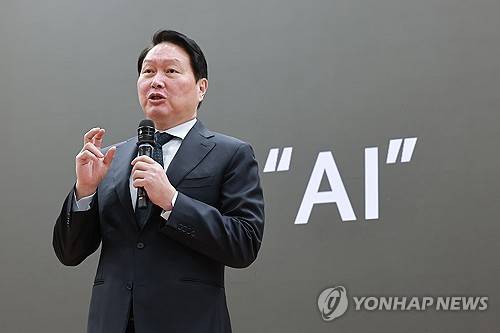 AI 패권 경쟁 관련 세미나에서 강연하는 최태원 회장(서울=연합뉴스) 신현우 기자 = 대한상공회의소 회장인 최태원 SK그룹 회장이 28일 국회의원회관에서 한중의원연맹이 연 '미·중 AI 기술 패권 경쟁 속 대한민국 성장전략' 정책세미나에 참석해 강연하고 있다. 2026.4.28 nowwego@yna.co.kr