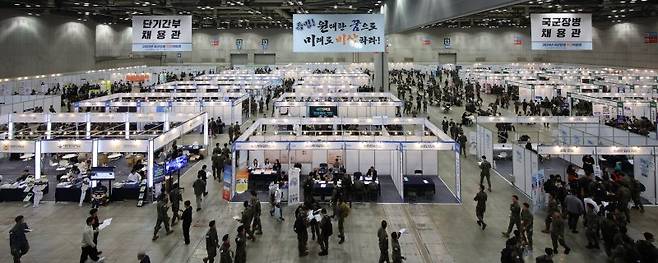 지난해 5월7일 경기도 고양시 킨텍스에서 열린 '2025 국군장병 취업박람회' 행사장이 국군장병들로 붐비고 있다. 뉴시스