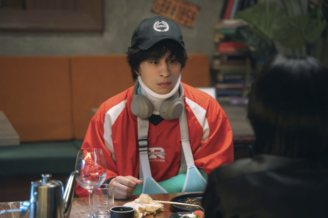 JTBC 드라마 '모두가 자신의 무가치함과 싸우고 있다'의 주인공 황동만(구교환). 스튜디오 피닉스·SLL·스튜디오 플로우 제공