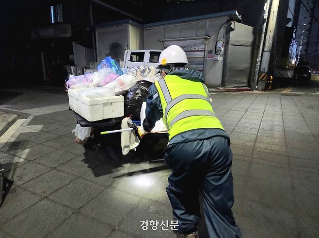 지난 26일 인천 부평구에서 환경미화원이 리어카를 끌고 있다. 우혜림 기자