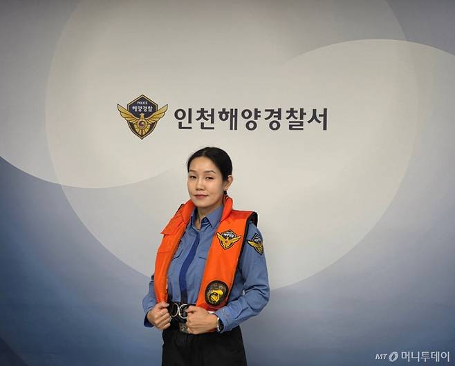 권혜림 인천 해양경찰서 경위가 인천해경 회의실에서 구명조끼를 착용한 채 포즈를 취하고 있는 모습. '어선안전조업법 개정안' 시행에 따라 오는 7월부터 모든 어선원에 구명조끼 착용이 의무화된다. /사진=김서현 기자.