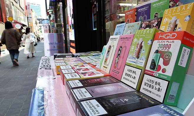 지난 24일 서울 시내의 한 전자담배 매장 앞에 액상형 등 전자담배가 진열돼 있다. 연합뉴스