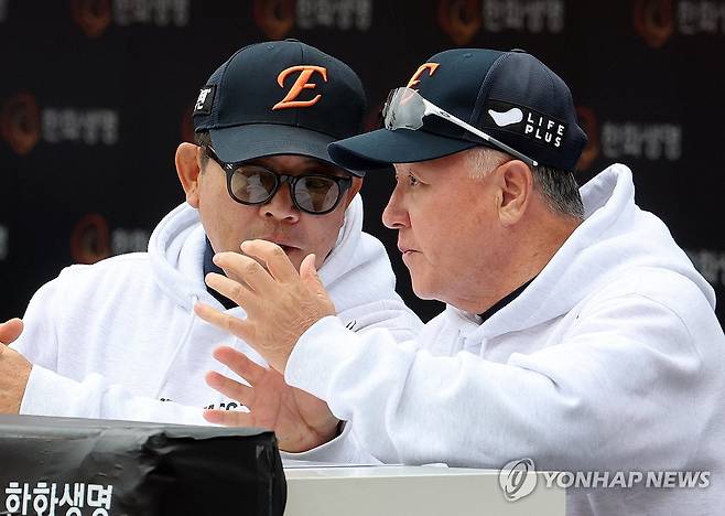 경기 준비하는 김경문ㆍ양상문 (대전=연합뉴스) 김준범 기자 = 18일 대전 한화생명 볼파크에서 열린 2025 KBO 프로야구 포스트시즌 플레이오프 경기 시작 전 한화 김경문 감독(오른쪽)이 양상문 코치와 대화하고 있다. 2025.10.18 psykims@yna.co.kr