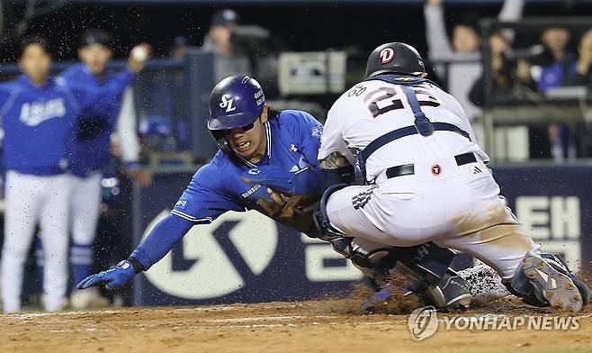 흥미로운 경기 (서울=연합뉴스) 박동주 기자 = 28일 서울 잠실야구장에서 열린 프로야구 삼성과 두산의 경기.
10회초 1사 2루 삼성 최형우의 적시타때 김성윤이 홈인하고 있다. 2026.4.28 pdj6635@yna.co.kr