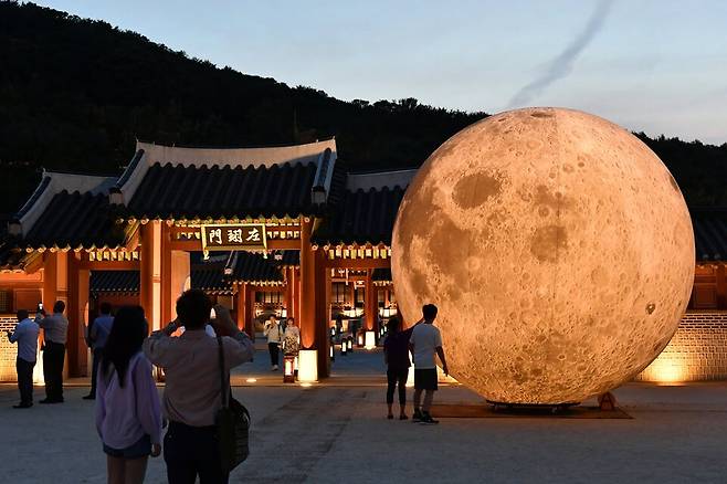 수원시는 다음달 1일부터 화성행궁 야간개장 '달빛화담, 花談'을 시작한다. 시는 화성행궁을 환영의 빛, 몰입의 빛, 놀이마당, 사색의 공간 등 4개의 테마 공간으로 구성해 3차원(3D) 홀로그램, 레이저 연출, 나비 드론, 달빛 윤무 사진관 등 다양한 볼거리와 체험거리를 준비했다.<수원시 제공>