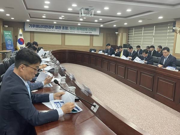 경남 창원지역 원전 협력업체들이 29일 창원상공회의소에서 열린 '기후에너지환경부 장관 초청 원전 협력업체 간담회'에서 애로사항을 말하고 있다. /이미지 기자