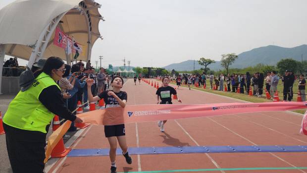 지난 28일 2026 포항시장기 및 육상연맹회장배 초등학교 단축마라톤대회에서 참가 학생이 결승선을 통과하고 있다. 포항교육지원청 제공