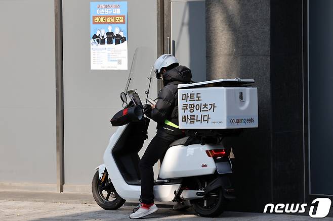 서울 시내 쿠팡이츠 사무실에서 배달 기사가 배달을 준비하고 있다. ⓒ 뉴스1