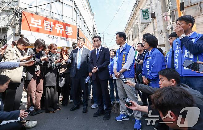 정원오 더불어민주당 서울시장 후보가 29일 오전 서울 성북구 장위14 주택 재개발 구역을 찾아 부동산 공약 발표를 앞두고 현장을 점검하고 있다. 2026.4.29 ⓒ 뉴스1 최지환 기자