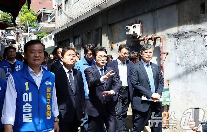 정원오 더불어민주당 서울시장 후보가 29일 오전 서울 성북구 장위14 주택 재개발 구역을 찾아 부동산 공약 발표를 앞두고 현장을 점검하고 있다. 2026.4.29 ⓒ 뉴스1 최지환 기자