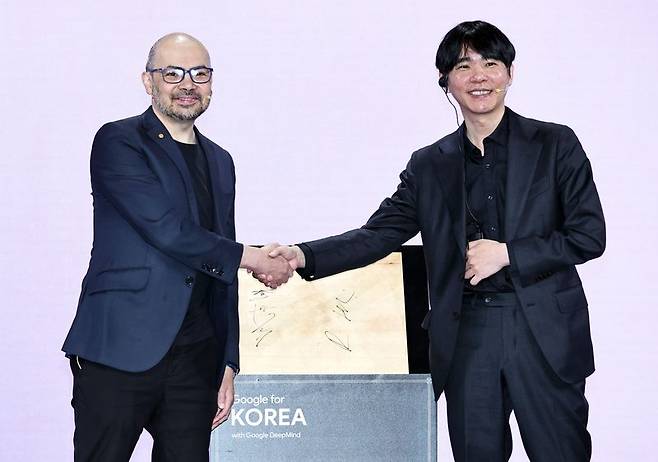 10년 만에 다시 만난 이세돌과 데미스 허사비스 (서울=연합뉴스) 김인철 기자 = 데미스 허사비스 구글 딥마인드 최고경영자(CEO)와 이세돌 사범 겸 UNIST 특임교수가 29일 서울 중구 웨스틴 조선호텔에서 열린 구글 포 코리아 2026에서 바둑판에 서명 후 악수하고 있다. 2026.4.29 yatoya@yna.co.kr (끝)
