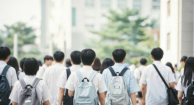 고교학점제는 학생들의 선택권을 넓혀주자는 취지이지만, 상대평가를 유지한 탓에 실상은 내신을 잘 받을 수 있는 과목, 진학 희망 대학에서 권장하는 과목을 선택하는 비정상적 구조로 전락했다. 클립아트코리아