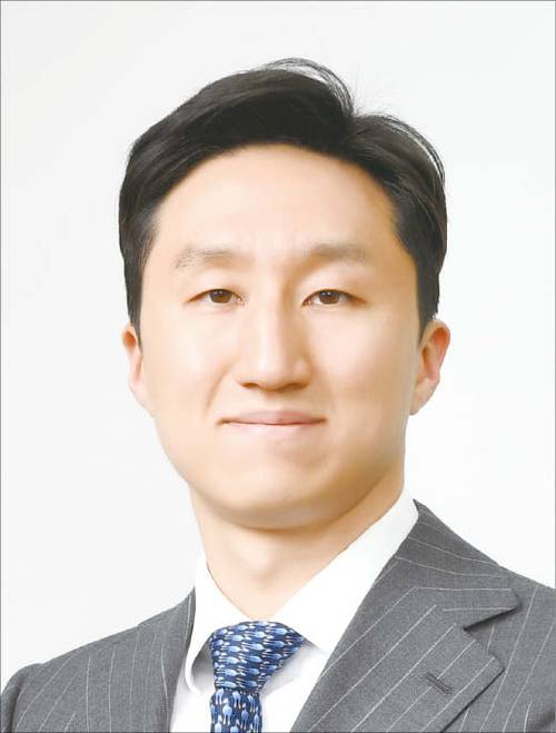 1982년생/ 연세대 경제학과/ 스탠퍼드대 MBA/ 2011년 보스턴컨설팅그룹/ 2013년 현대중공업 그룹기획실 기획팀 담당/ 2015년 현대중공업 그룹기획실 상무/ 2016년 현대중공업 그룹기획실 부실장 전무/ 2017년 현대중공업지주 경영지원실장 부사장/ 현대글로벌서비스 대표이사 부사장/ 현대중공업 그룹선박해양영업 대표/ 2021년 HD현대 사장/ 2023년 HD현대 대표이사 부회장/ 2025년 HD현대 회장