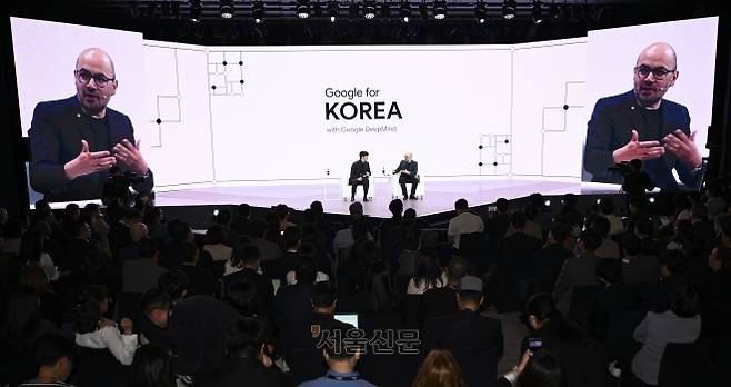 데미스 허사비스(오른쪽) 구글 딥마인드 최고경영자(CEO)가 29일 서울 중구 웨스틴 조선호텔에서 열린 ‘구글 포 코리아 2026’에서 조승연 작가와 대담을 하고 있다. 이지훈 기자