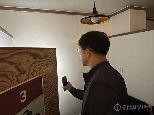 ◇지난 28일 춘천의 한 무인 공유공간에서 경찰 관계자가 청소년 유해환경 합동점검을 위해 내부 구조와 출입 관리 실태를 확인하고 있다. 사진=이동수기자