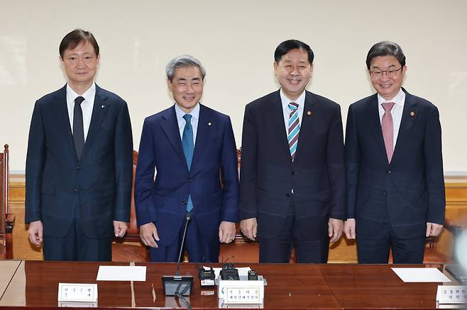 30일 서울 중구 은행회관에서 열린 확대거시경제금융회의에서 참석자들이 기념사진을 찍고 있다. 왼쪽부터 이찬진 금융감독원장, 신현송 한국은행 총재, 구윤철 부총리 겸 재정경제부 장관, 이억원 금융위원장 2026.4.30 dwise@yna.co.kr/2026-04-30 08:30:21/<저작권자 ⓒ 1980-2026 ㈜연합뉴스. 무단 전재 재배포 금지, AI 학습 및 활용 금지>(사진제공=연합뉴스)