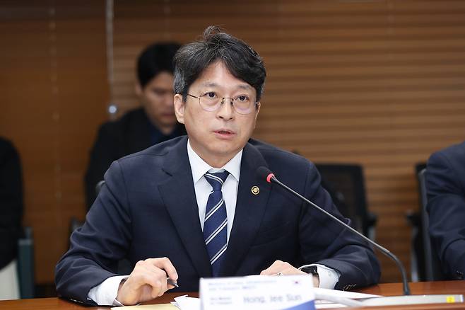 홍지선 국토교통부 제2차관이 30일 정부과천청사에서 네맛조다 파루흐 타지키스탄 교통부 차관을 면담했다(국토교통부 제공).ⓒ 뉴스1
